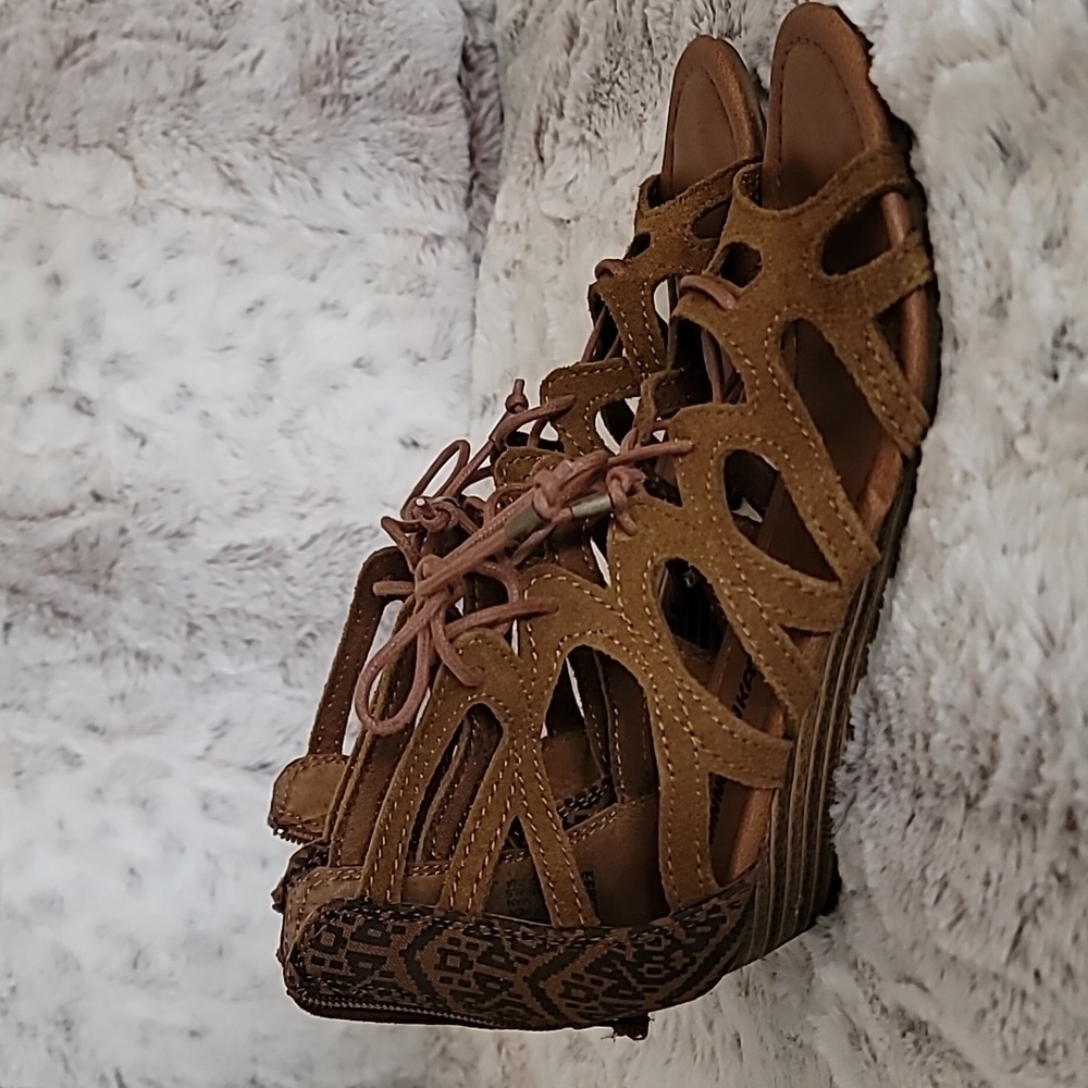 Minntonka sandals